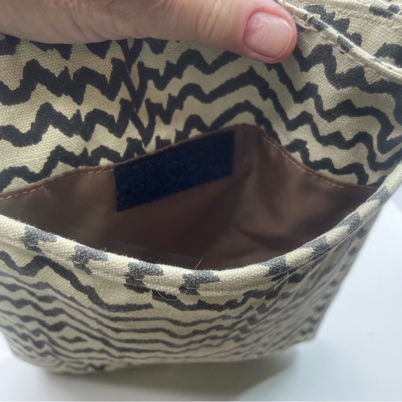 Kavu Canvas Brown & Cream Crossbody - Picture 8 of 13